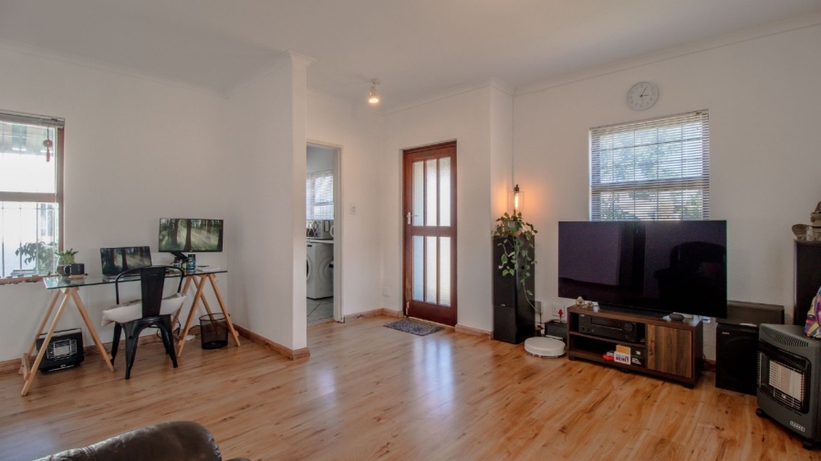 To Let 1 Bedroom Property for Rent in Edgemead Western Cape